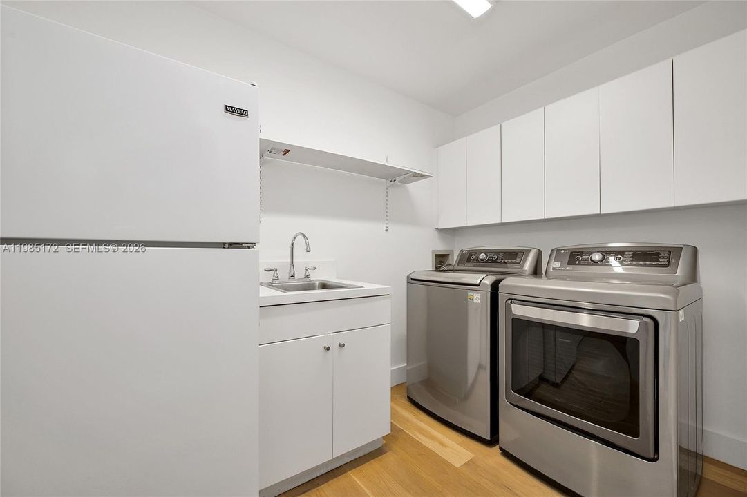 Active With Contract: $2,499,000 (5 beds, 3 baths, 3872 Square Feet)