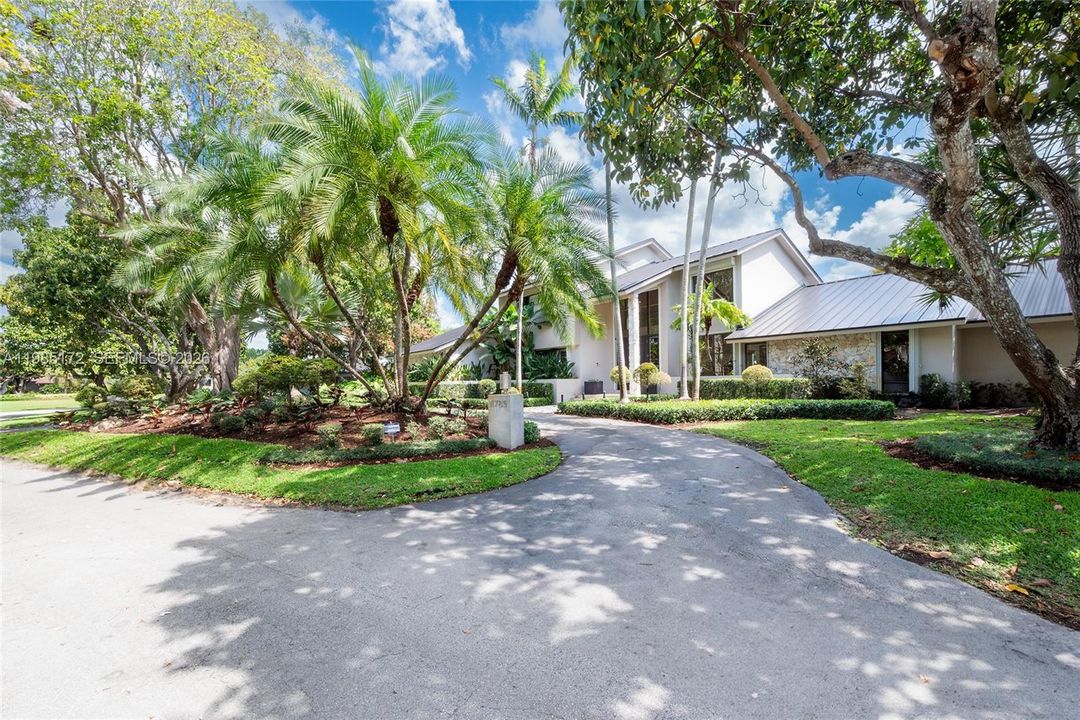 Active With Contract: $2,499,000 (5 beds, 3 baths, 3872 Square Feet)