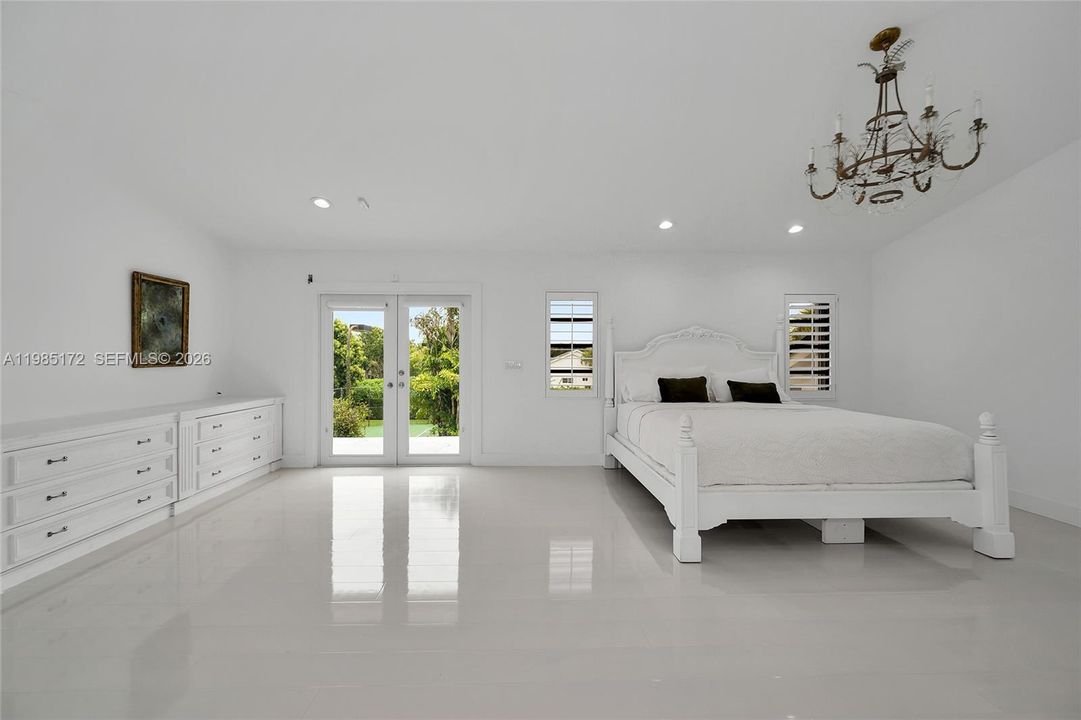 Active With Contract: $2,499,000 (5 beds, 3 baths, 3872 Square Feet)