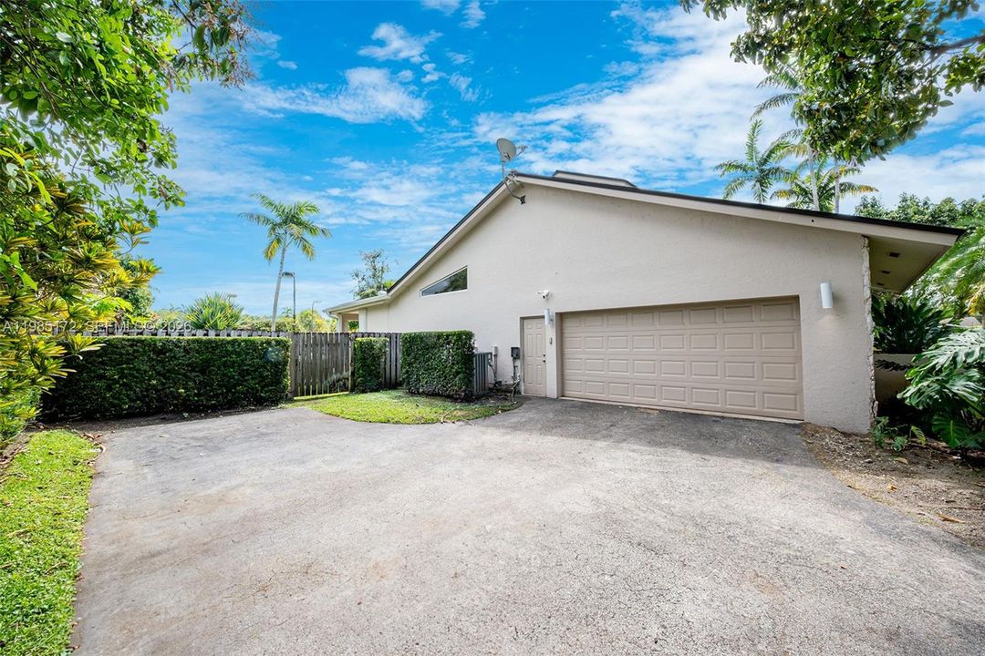 Active With Contract: $2,499,000 (5 beds, 3 baths, 3872 Square Feet)