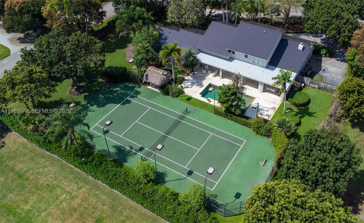 Active With Contract: $2,499,000 (5 beds, 3 baths, 3872 Square Feet)