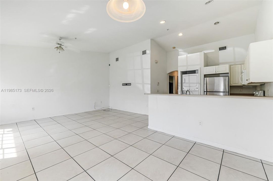 Active With Contract: $264,999 (2 beds, 2 baths, 966 Square Feet)