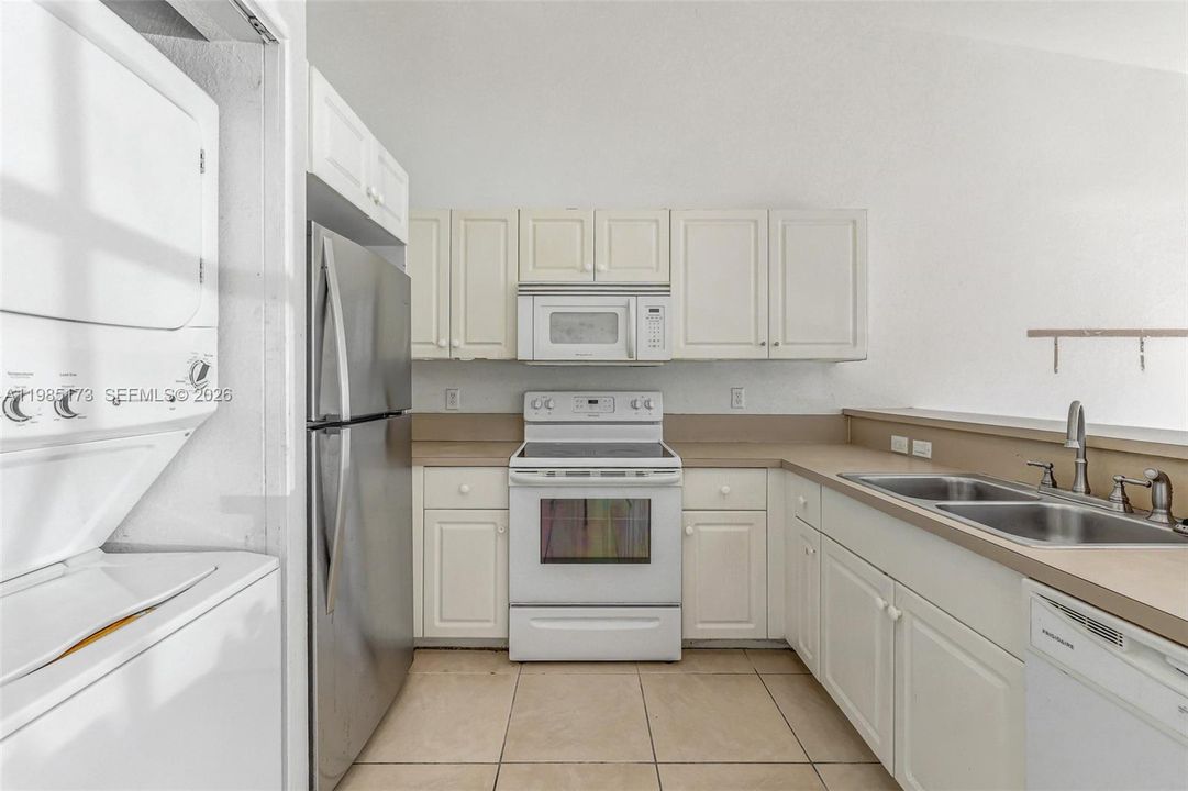 Active With Contract: $264,999 (2 beds, 2 baths, 966 Square Feet)