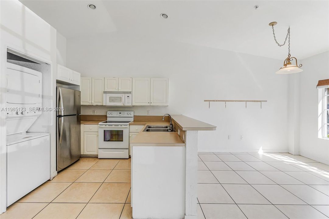 Active With Contract: $264,999 (2 beds, 2 baths, 966 Square Feet)
