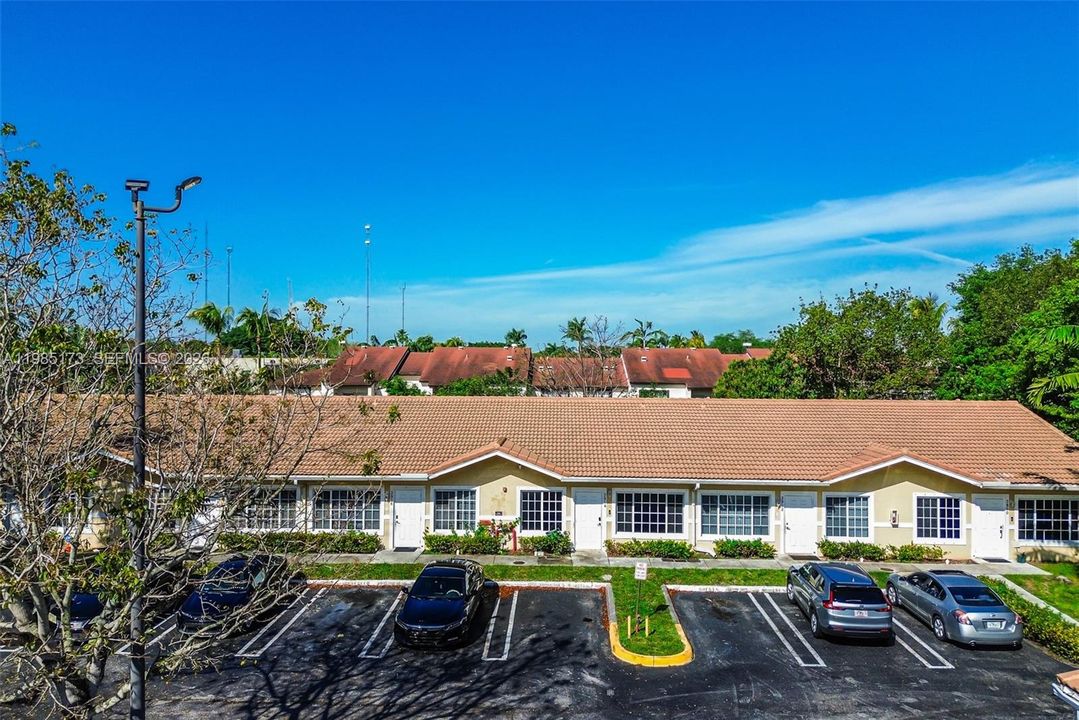 Active With Contract: $264,999 (2 beds, 2 baths, 966 Square Feet)