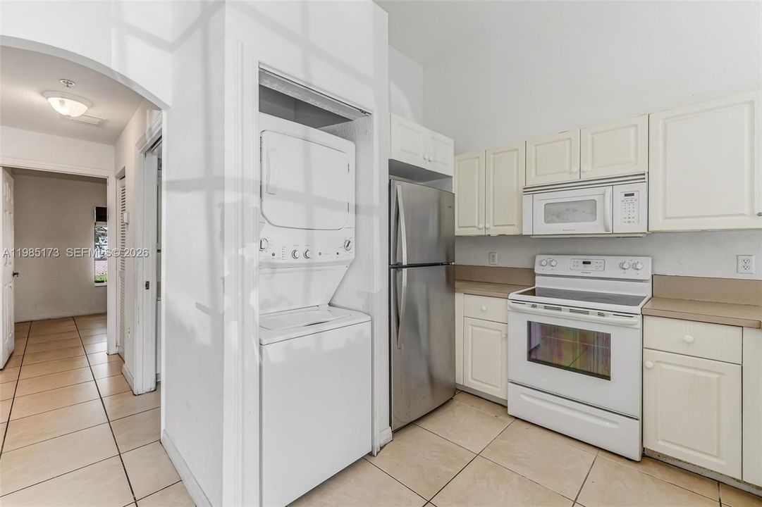 Active With Contract: $264,999 (2 beds, 2 baths, 966 Square Feet)