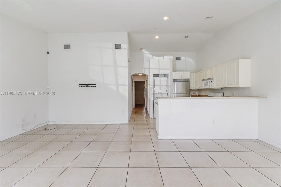 Active With Contract: $264,999 (2 beds, 2 baths, 966 Square Feet)