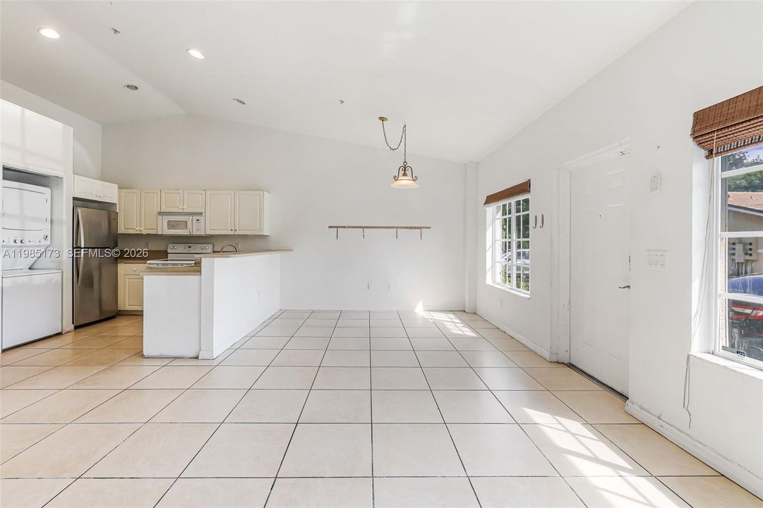Active With Contract: $264,999 (2 beds, 2 baths, 966 Square Feet)