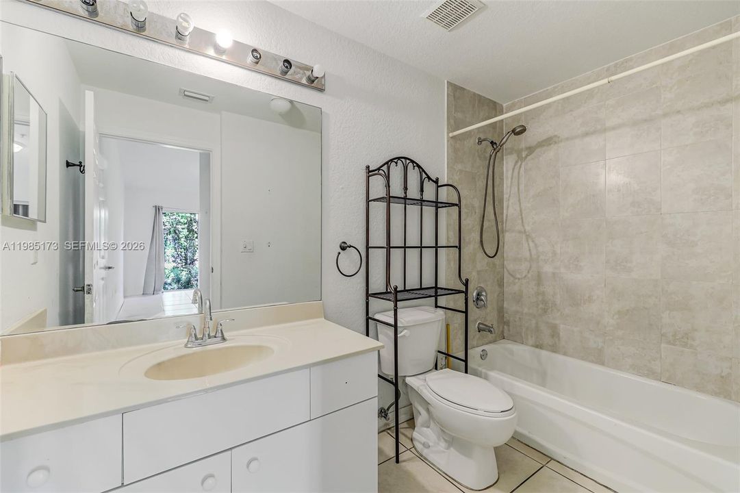 Active With Contract: $264,999 (2 beds, 2 baths, 966 Square Feet)