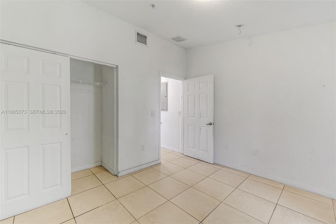 Active With Contract: $264,999 (2 beds, 2 baths, 966 Square Feet)