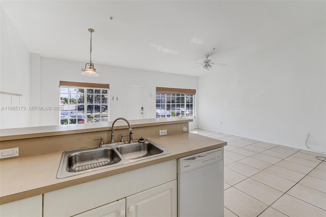 Active With Contract: $264,999 (2 beds, 2 baths, 966 Square Feet)