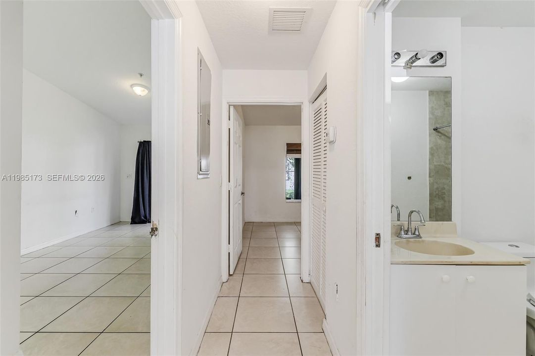 Active With Contract: $264,999 (2 beds, 2 baths, 966 Square Feet)