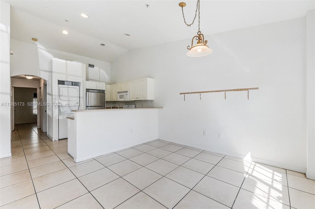 Active With Contract: $264,999 (2 beds, 2 baths, 966 Square Feet)