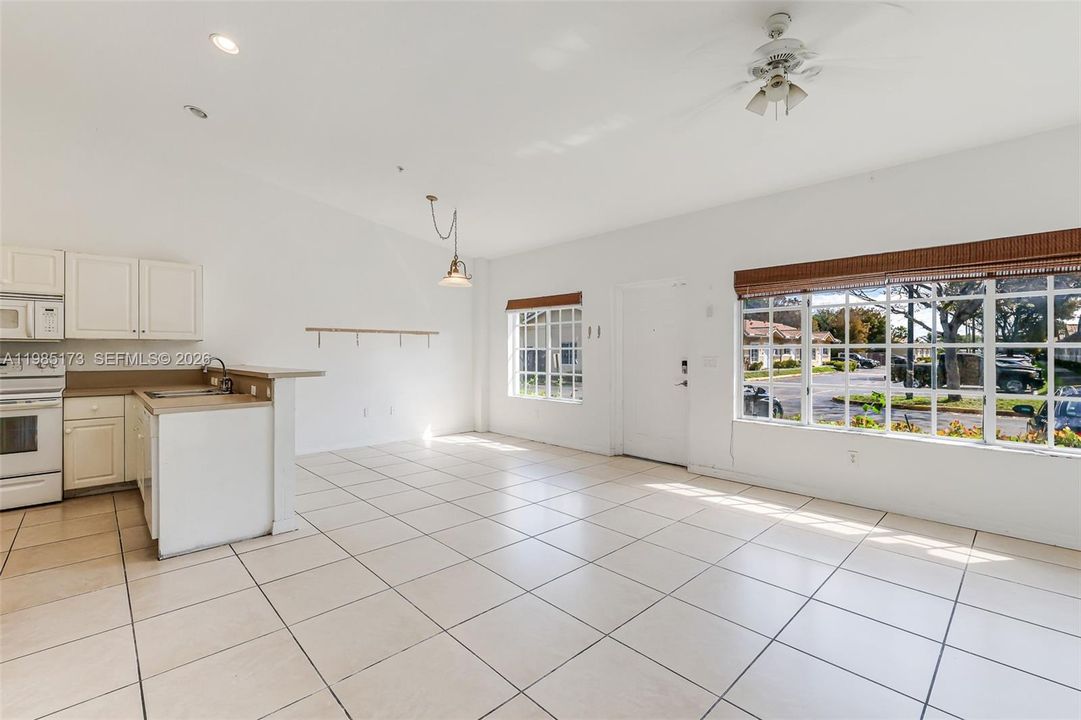 Active With Contract: $264,999 (2 beds, 2 baths, 966 Square Feet)