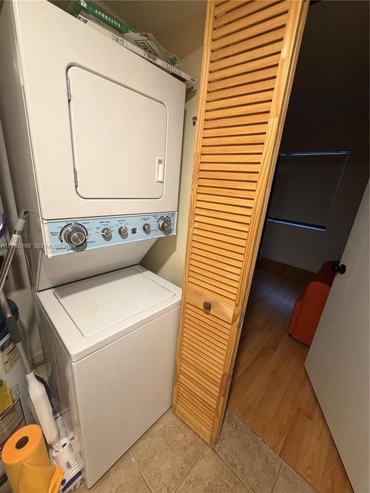 На продажу: $250,000 (2 спален, 2 ванн, 1029 Квадратных фут)