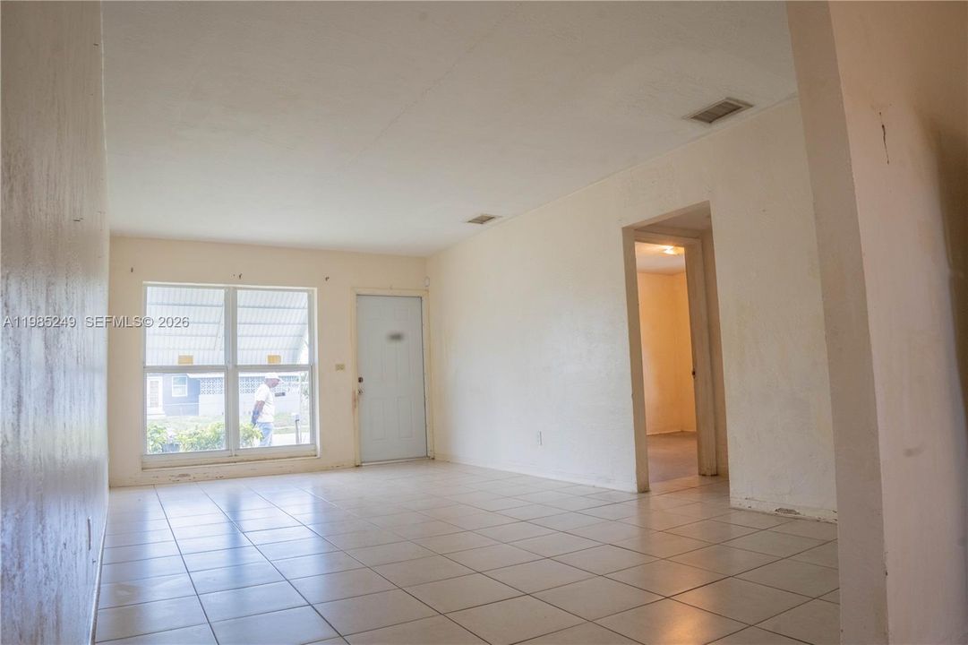 For Sale: $429,999 (3 beds, 1 baths, 1036 Square Feet)