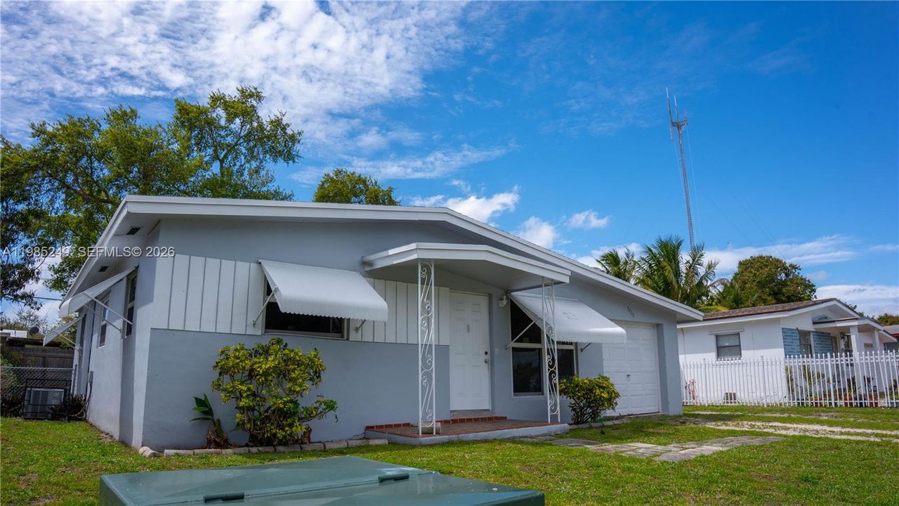 For Sale: $429,999 (3 beds, 1 baths, 1036 Square Feet)