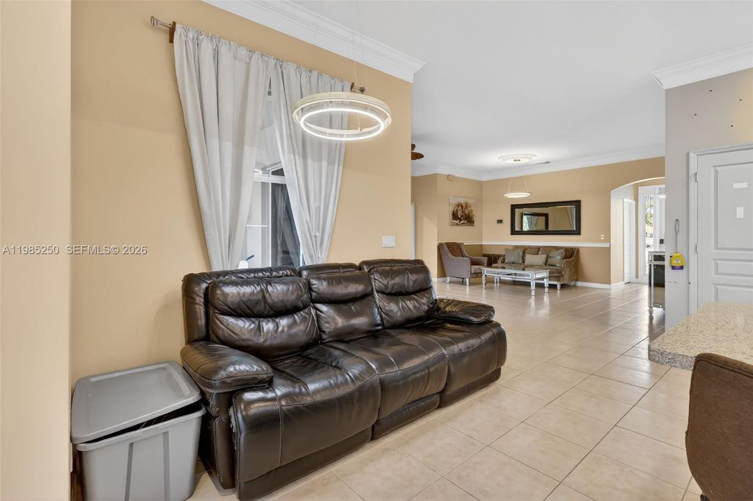 En Venta: $399,000 (3 camas, 2 baños, 1816 Pies cuadrados)