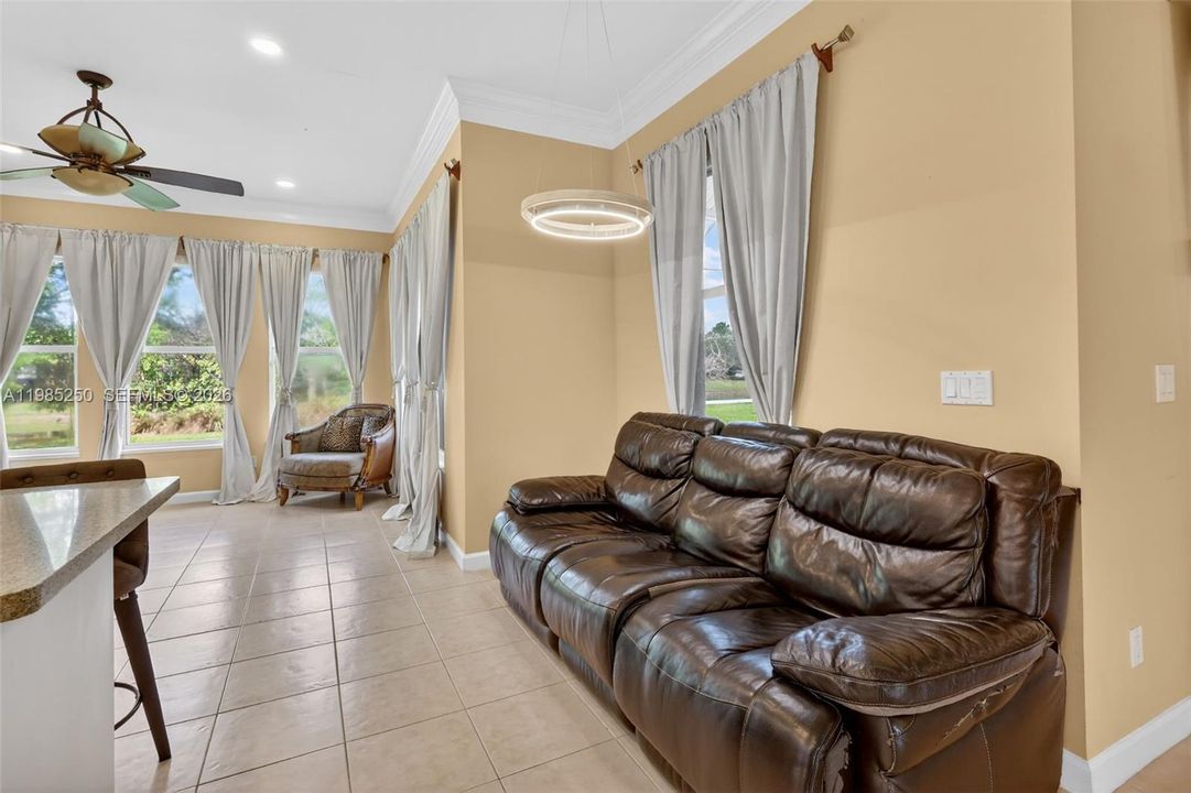 En Venta: $399,000 (3 camas, 2 baños, 1816 Pies cuadrados)