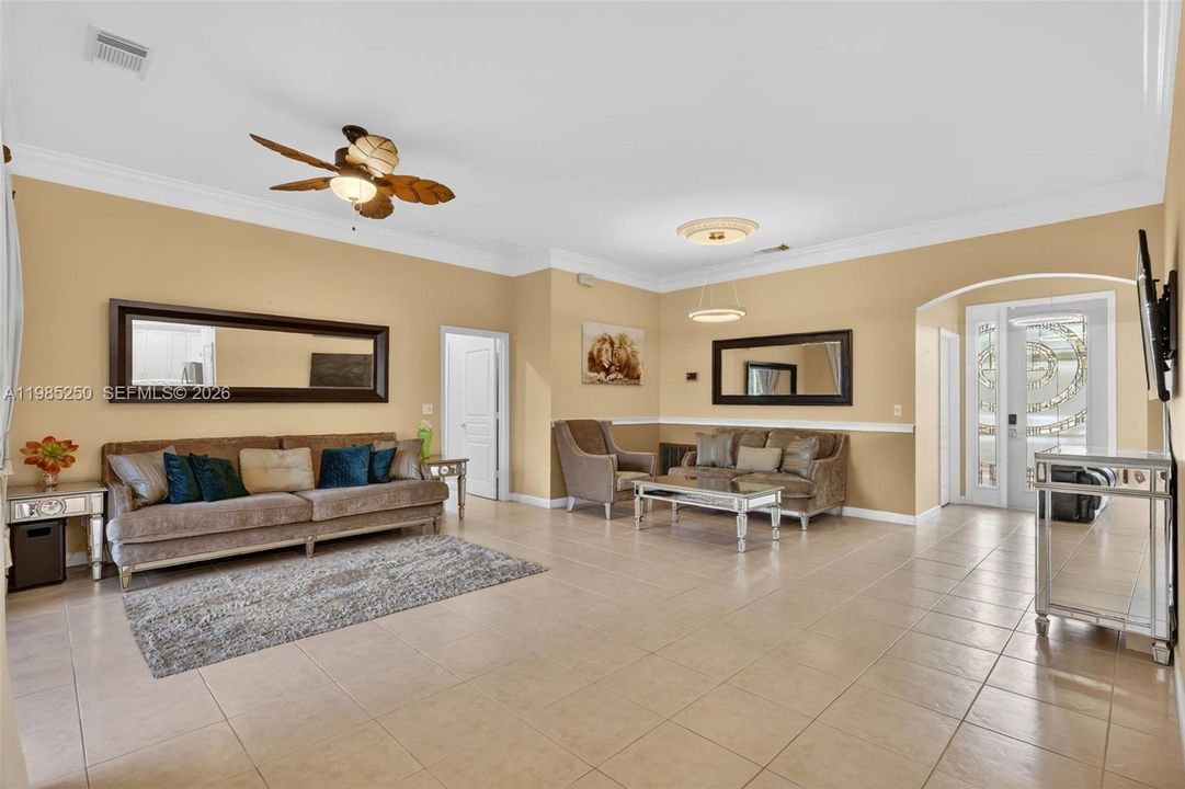 En Venta: $399,000 (3 camas, 2 baños, 1816 Pies cuadrados)