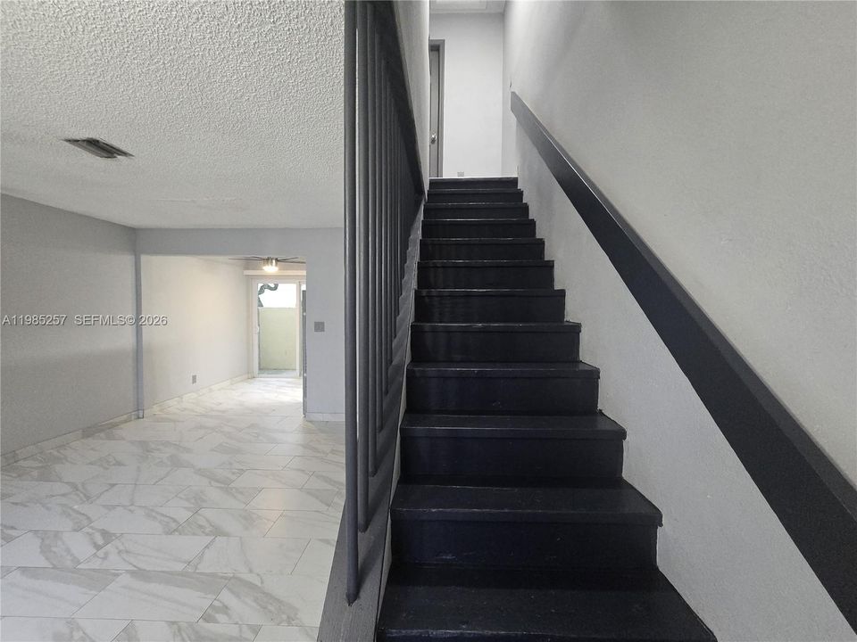 Active With Contract: $270,000 (2 beds, 1 baths, 800 Square Feet)