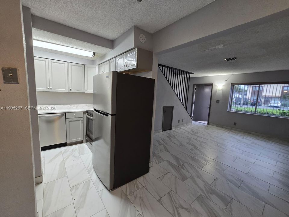 Active With Contract: $270,000 (2 beds, 1 baths, 800 Square Feet)