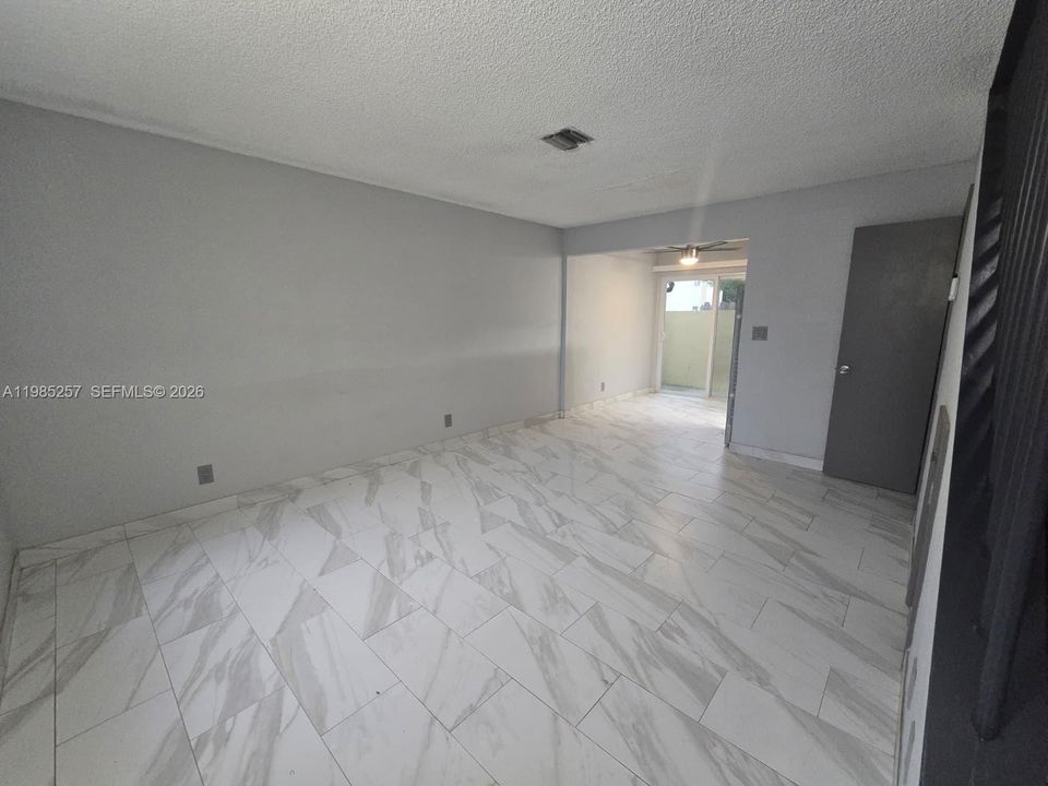 Active With Contract: $270,000 (2 beds, 1 baths, 800 Square Feet)