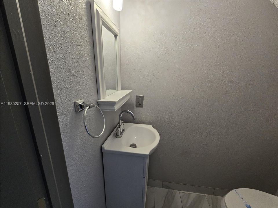 Active With Contract: $270,000 (2 beds, 1 baths, 800 Square Feet)