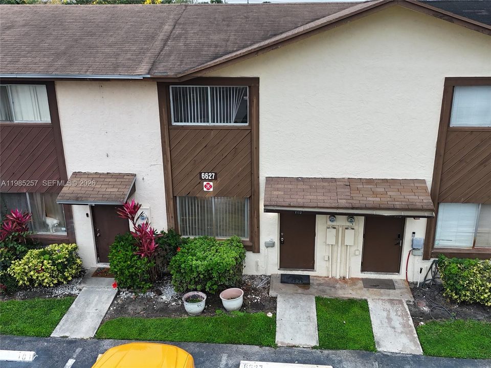 Active With Contract: $270,000 (2 beds, 1 baths, 800 Square Feet)