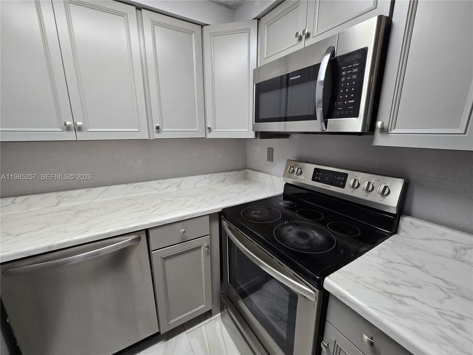 Active With Contract: $270,000 (2 beds, 1 baths, 800 Square Feet)
