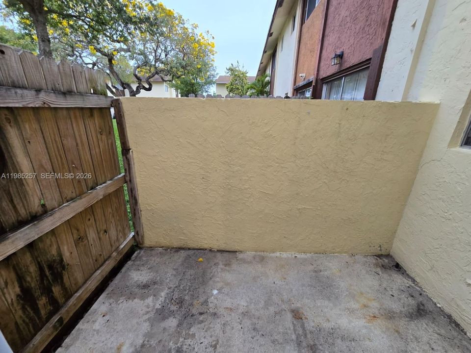 Active With Contract: $270,000 (2 beds, 1 baths, 800 Square Feet)