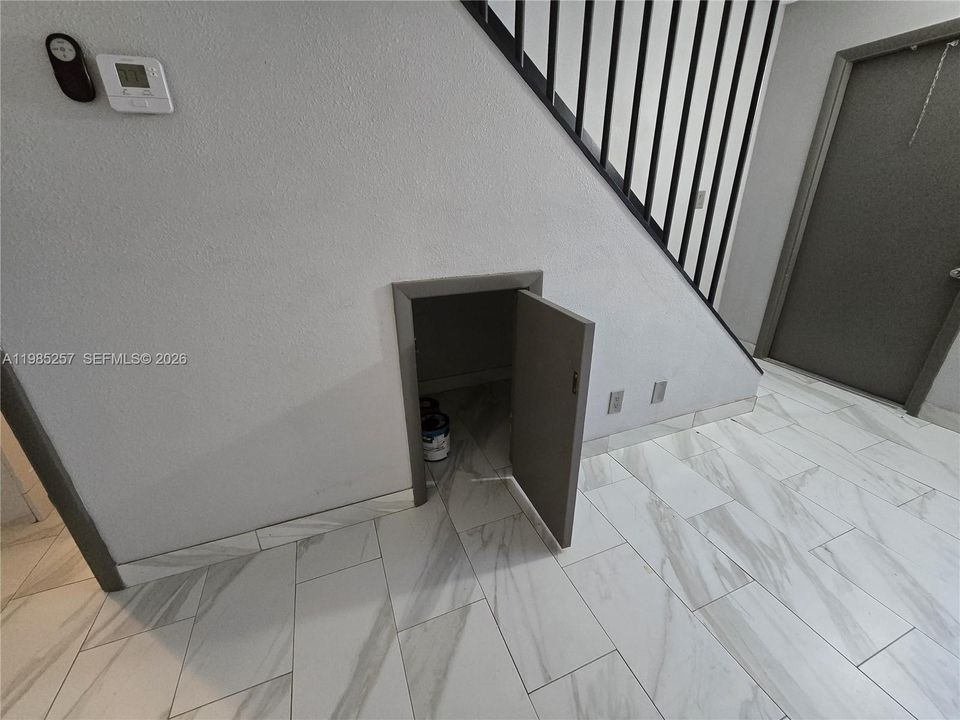Active With Contract: $270,000 (2 beds, 1 baths, 800 Square Feet)