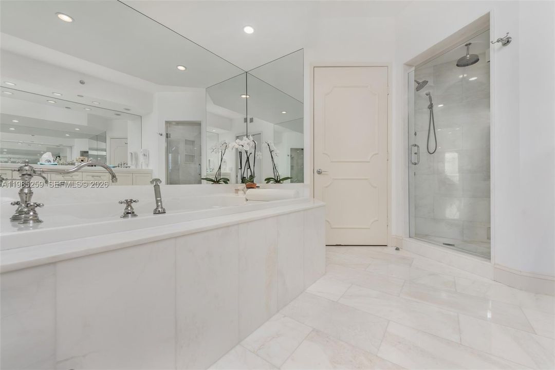 На продажу: $4,550,000 (3 спален, 3 ванн, 2500 Квадратных фут)