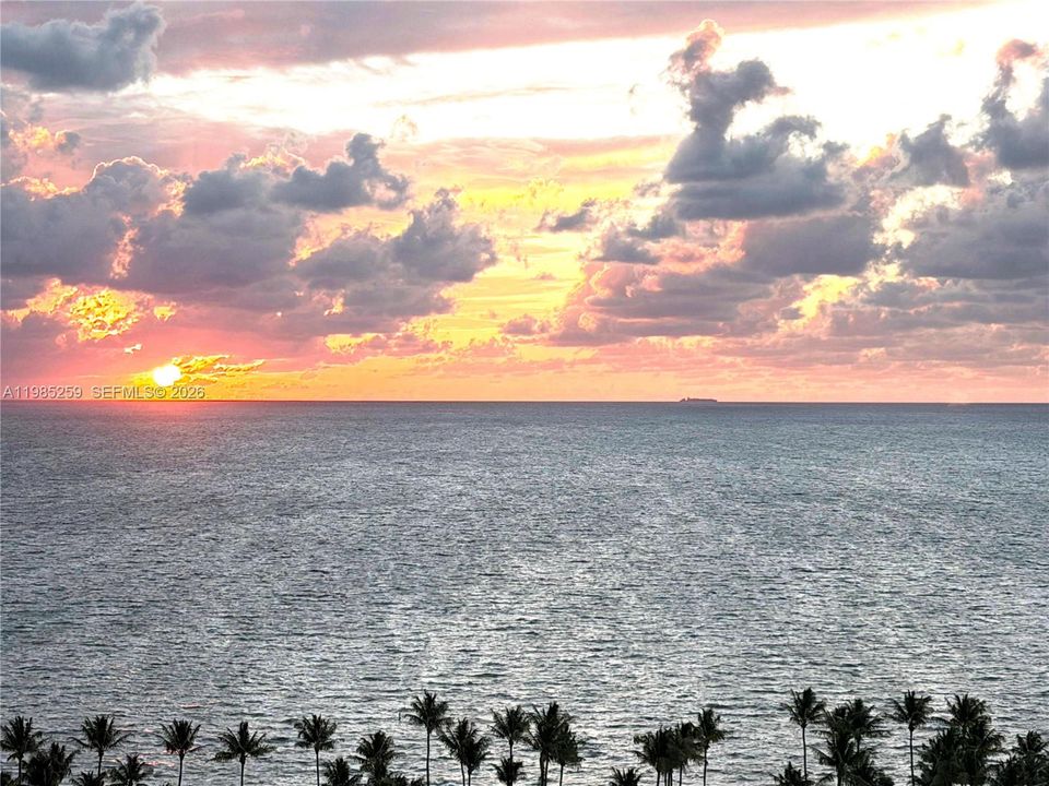 На продажу: $4,550,000 (3 спален, 3 ванн, 2500 Квадратных фут)