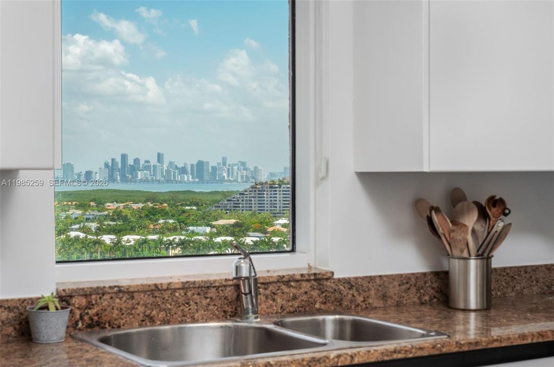 На продажу: $4,550,000 (3 спален, 3 ванн, 2500 Квадратных фут)