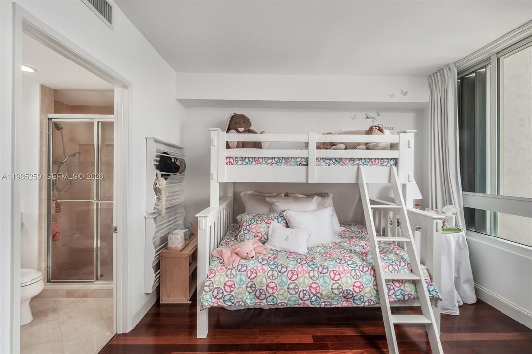 На продажу: $4,550,000 (3 спален, 3 ванн, 2500 Квадратных фут)