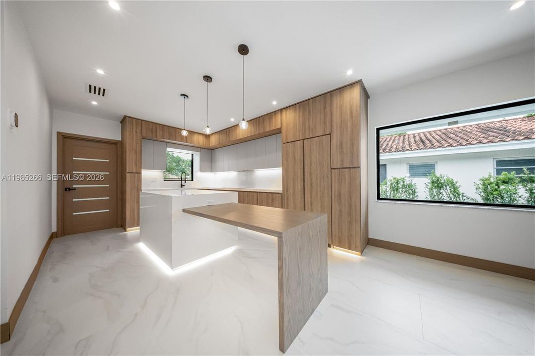 Vendido Recientemente: $1,270,000 (3 camas, 2 baños, 1470 Pies cuadrados)