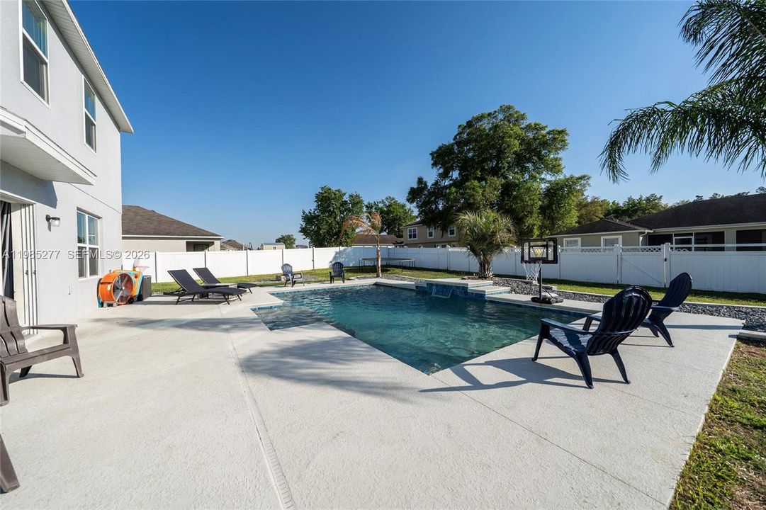 Active With Contract: $430,000 (4 beds, 2 baths, 2483 Square Feet)