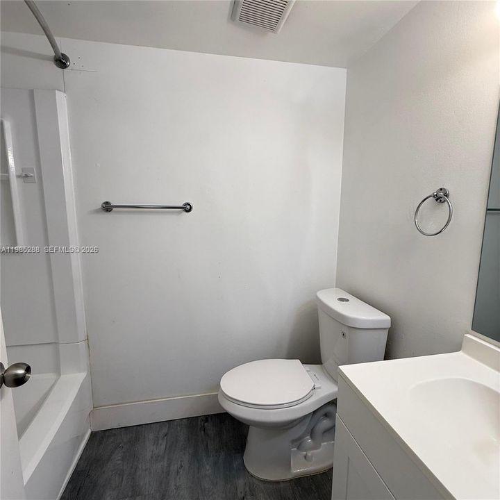 Active With Contract: $1,800 (2 beds, 2 baths, 905 Square Feet)