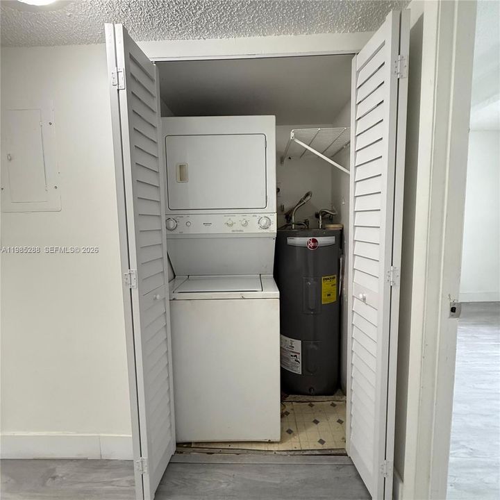 Active With Contract: $1,800 (2 beds, 2 baths, 905 Square Feet)