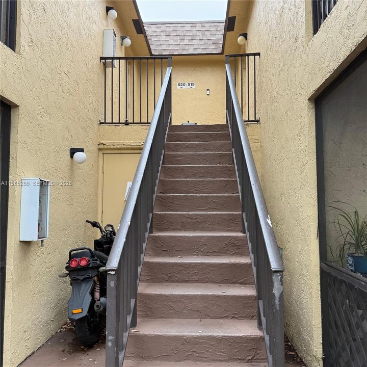 Active With Contract: $1,800 (2 beds, 2 baths, 905 Square Feet)