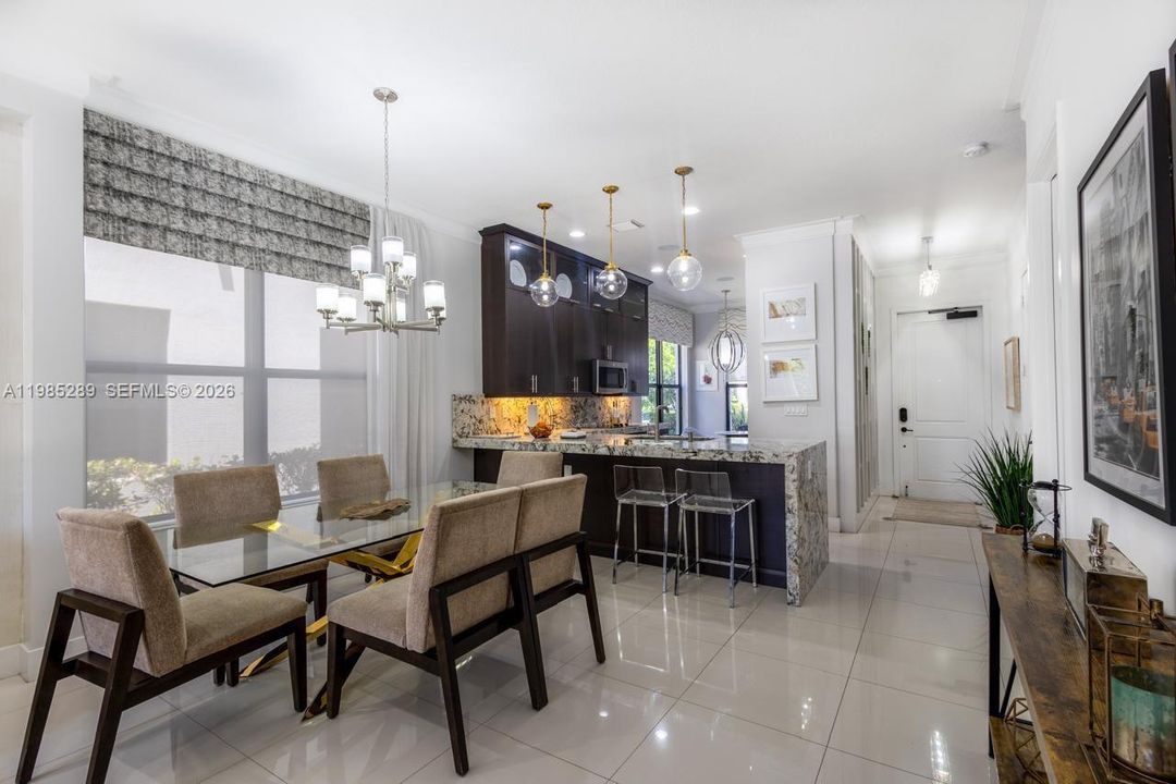 En Renta: $5,500 (4 camas, 3 baños, 2433 Pies cuadrados)