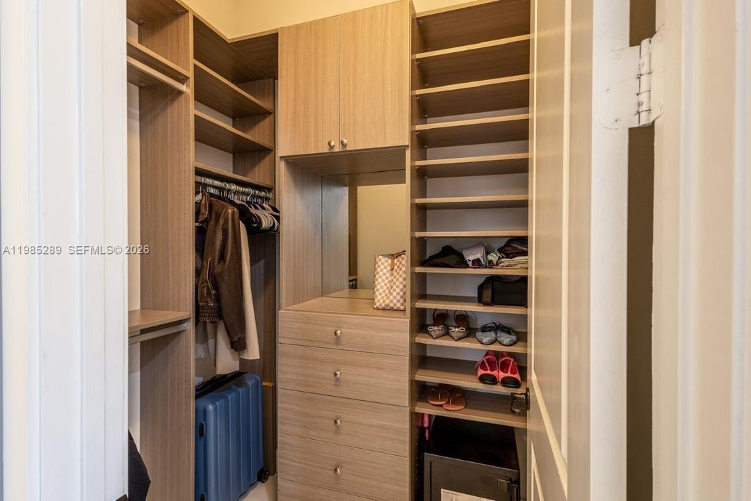 En Renta: $5,500 (4 camas, 3 baños, 2433 Pies cuadrados)