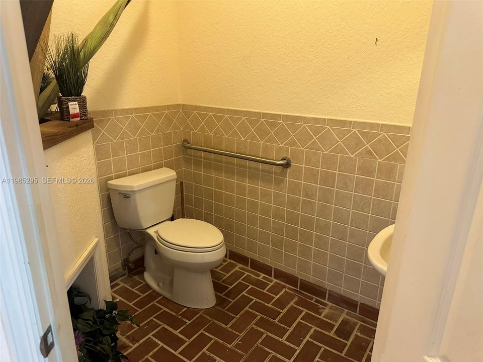 Active With Contract: $990,000 (4 beds, 2 baths, 4053 Square Feet)