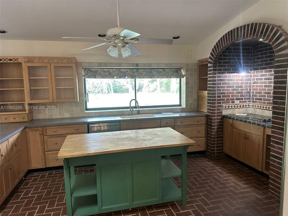 Active With Contract: $990,000 (4 beds, 2 baths, 4053 Square Feet)