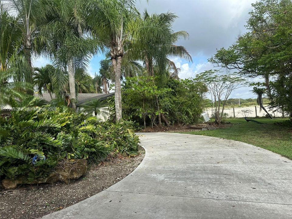 Active With Contract: $990,000 (4 beds, 2 baths, 4053 Square Feet)