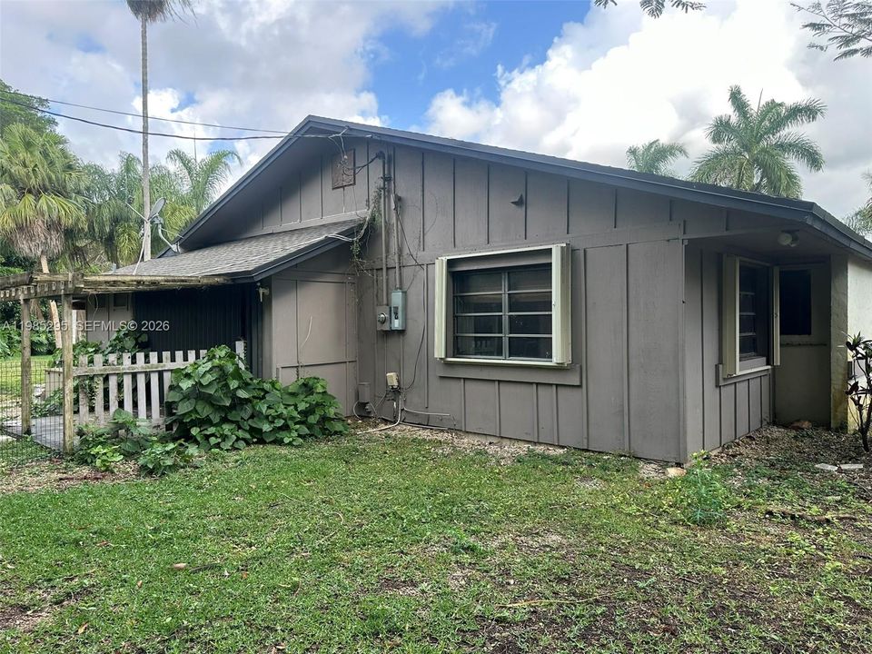 Active With Contract: $990,000 (4 beds, 2 baths, 4053 Square Feet)