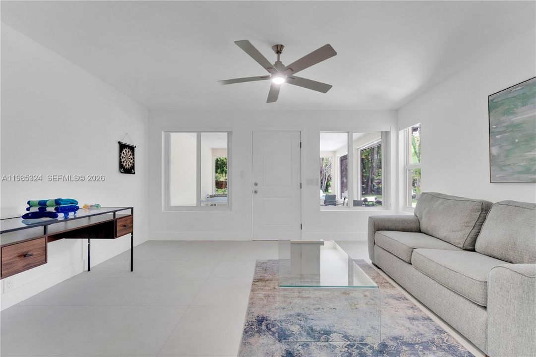 En Venta: $1,050,000 (4 camas, 2 baños, 2742 Pies cuadrados)
