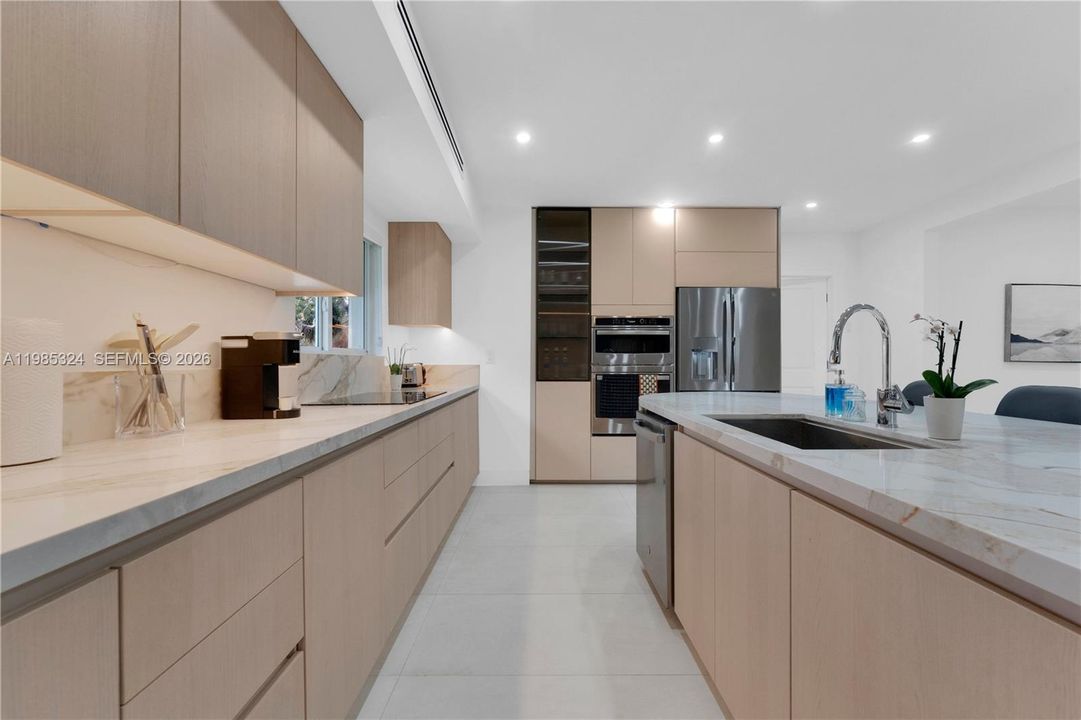 En Venta: $1,050,000 (4 camas, 2 baños, 2742 Pies cuadrados)