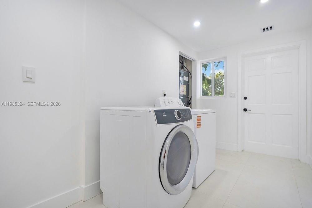 En Venta: $1,050,000 (4 camas, 2 baños, 2742 Pies cuadrados)